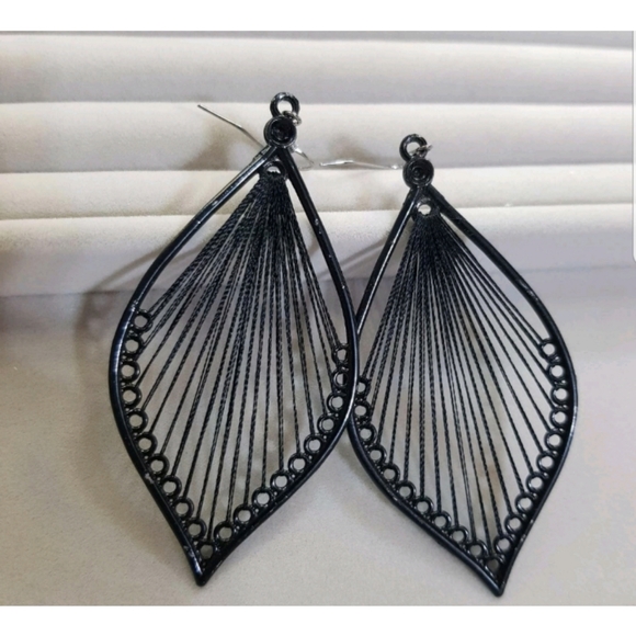 Black Leaf Shaped Hollow Drop Dangle Earrings - Picture 4 of 5